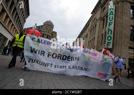 16 giugno 2020, Renania Settentrionale-Vestfalia, Colonia: I partecipanti a un raduno contro i tagli di lavoro presso il gruppo di grandi magazzini Galeria Karstadt Kaufhof si presentano di fronte a un grande magazzino nel centro della città. Foto: Henning Kaiser/dpa Foto Stock