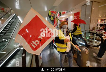 16 giugno 2020, Renania Settentrionale-Vestfalia, Colonia: I partecipanti a un raduno contro i tagli di lavoro presso il gruppo di grandi magazzini Galeria Karstadt Kaufhof si presentano in una filiale di Kartstadt nel centro della città. Foto: Henning Kaiser/dpa Foto Stock