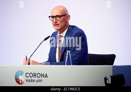 Berlino, Germania. 16 Giugno 2020. Timotheus Höttges, amministratore delegato del colosso tedesco delle telecomunicazioni Deutsche Telekom AG, partecipa alla presentazione dell'applicazione ufficiale di avvertimento Corona il governo tedesco conta su un ampio uso volontario della nuova app di allarme contro il nuovo virus corona. Credit: Annibal Hanschke/Reuters Pool/dpa/Alamy Live News Foto Stock