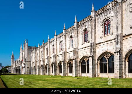 Il Museo Nazionale di Archeologia (Museu Nacional de Arqueologia) si trova nell'ala occidentale del Monastero di Jerónimos, Belém, Lisbona, Portogallo. Foto Stock