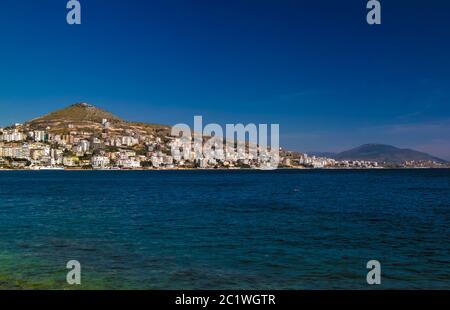 Vista panoramica sulla città di Saranda e sulla baia del Mar Ionio, Albania Foto Stock