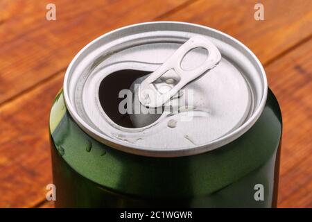 Lattica con vista da bere dall'alto. Lattina verde aperta in alluminio soda. Primo piano del contenitore della birra metallica lucida Foto Stock