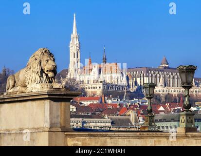 Vista della chiesa di Mattia e il bastione dei pescatori a Budapest Ungheria Foto Stock