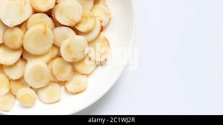 Fette di galangal fresche isolate su sfondo bianco. Foto Stock