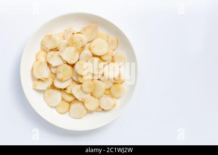 Fette di galangal fresche isolate su sfondo bianco. Foto Stock