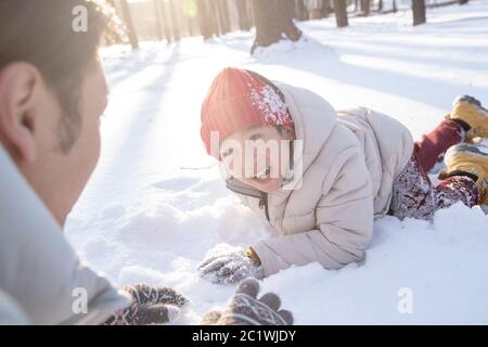 Felice padre e figlio giocano nella neve Foto Stock