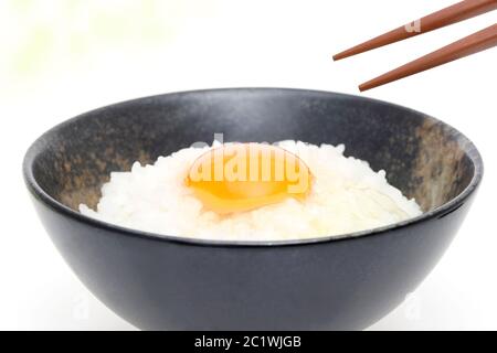 Close up di riso giapponese con uovo crudo, Tamago kake gohan Foto Stock