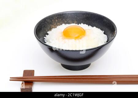Close up di riso giapponese con uovo crudo, Tamago kake gohan Foto Stock