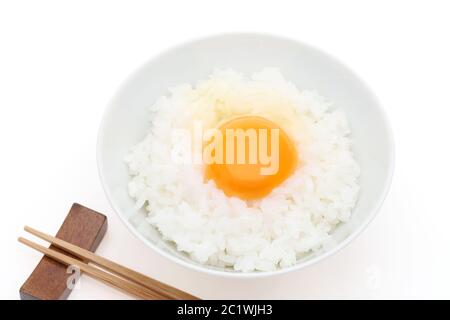 Close up di riso giapponese con uovo crudo, Tamago kake gohan Foto Stock