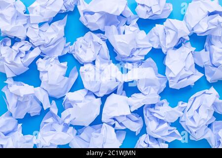 Palline di carta sminuzzate su sfondo blu. Vista dall'alto Foto Stock