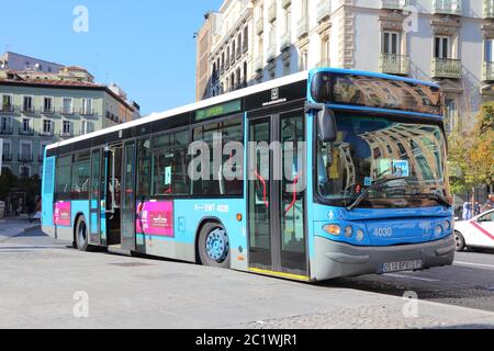 MADRID, Spagna - 22 ottobre 2012: la gente ride di autobus della città di Madrid. EMT è Madrid bus principale operatore. Esso utilizza la flotta di più di 2000 autobus e serve Foto Stock