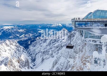 Stazione di vertice della funivia sul monte Zugspitze in inverno Foto Stock