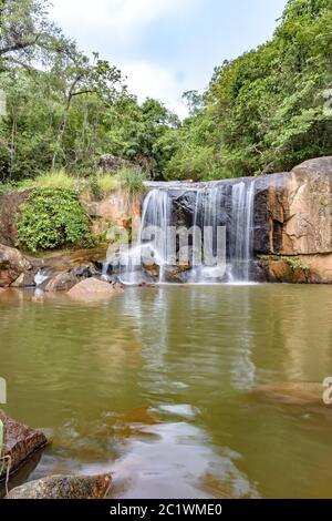 Cascata e lago nella foresta pluviale brasiliana tra pietre Foto Stock