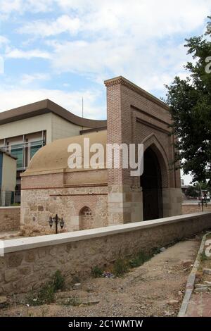 Guhertas Tomba si trova a Konya, Turchia. La tomba fu costruita nel XIII secolo durante il periodo seljuk anatolico. Foto Stock