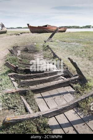 Scafo in legno e nave arrugginita Foto Stock