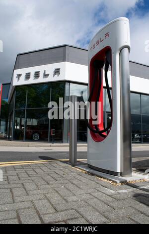 Showroom auto Tesla e garage di servizio Heaton Chapel A6 con stazione di ricarica Foto Stock