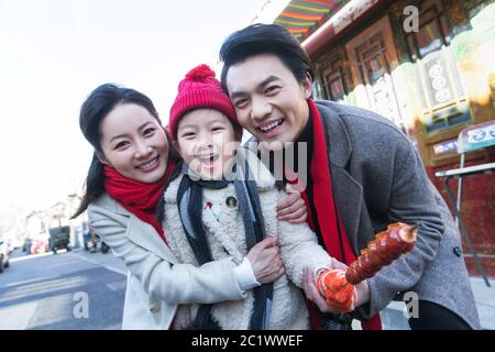 Ragazza piccola felice che tiene una bacca zuccherata Foto Stock