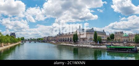 Panoramica del Musee d'Orsay e della Senna - Parigi, Francia Foto Stock