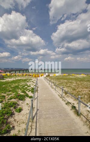 Sulla spiaggia sabbiosa di Binz, Isola di RÃ¼gen, Germania, Meclemburgo-Vorpommern, Europa occidentale Foto Stock