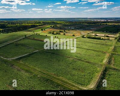 Sovragregate di fanghi naturali per il trattamento delle acque reflue, vista aerea. Foto Stock