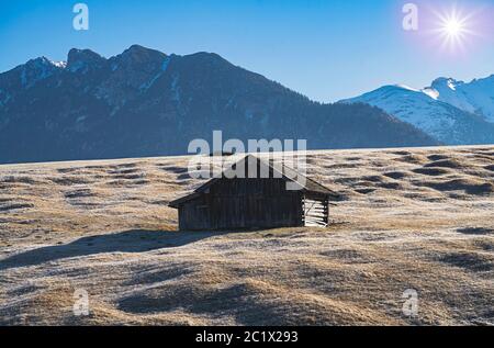 Paesaggio invernale vicino a Mittenwald, vista in direzione del Soiernspitz sulla catena montuosa del Karwendel, Germania, Baviera, Karwendel Foto Stock