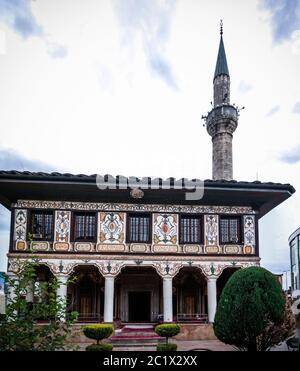 Vista esterna della Moschea a puntini Alaca Cami Kalkandelen aka moschea dipinta, Tetovo, Macedonia del Nord Foto Stock