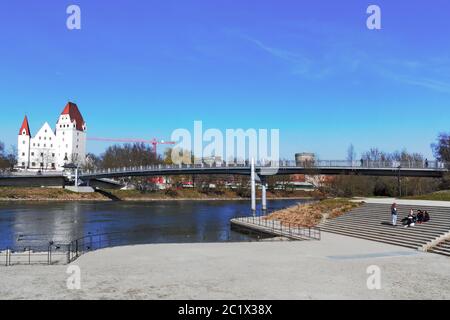 Nuovo castello e riva del Danubio Foto Stock