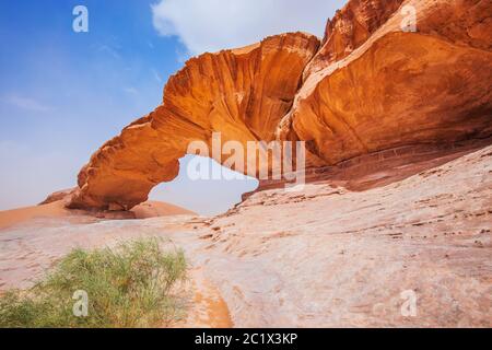 Deserto di Wadi Rum, Giordania. Il ponte di roccia di Kharaz. Foto Stock