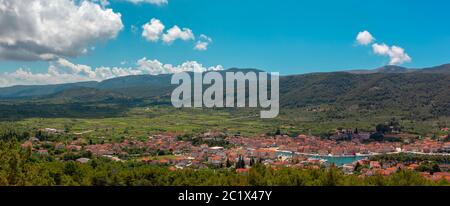 Pittoresco panorama della città di Starigrad sull'isola di Hvar. Vista da una collina vicina. Vecchio campanile della chiesa che sorge sopra gli edifici, città circostante Foto Stock