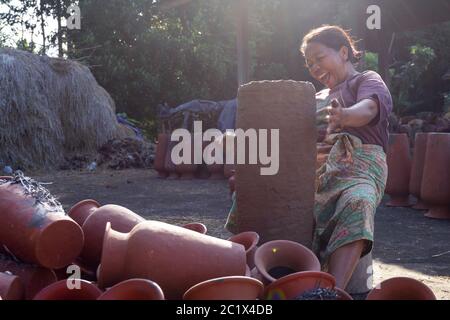 Ritratto di Banyumulek, artigiano della terracotta, Lombok, che fa brocche di argilla. Una galleria è di solito un business a conduzione familiare da generazione. Foto Stock