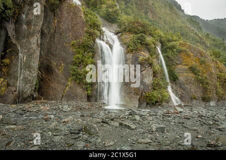 Cascata ai piedi del Ghiacciaio Franz Josef Foto Stock