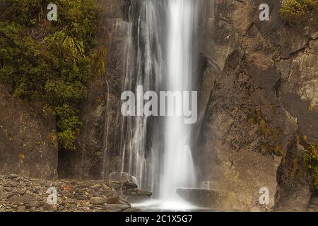 Cascata ai piedi del Ghiacciaio Franz Josef Foto Stock