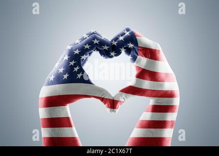Due mani in forma di cuore con la bandiera degli Stati Uniti Foto Stock