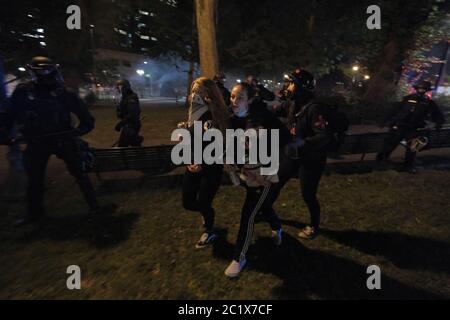 Portland, Stati Uniti. 15 giugno 2020. La polizia spinge i manifestanti lontano dal Centro di Giustizia nella diciottesima notte di manifestazioni contro la brutalità della polizia a Portland, Oreh., il 15 giugno 2020. (Foto di Alex Milan Tracy/Sipa USA) Credit: Sipa USA/Alamy Live News Foto Stock