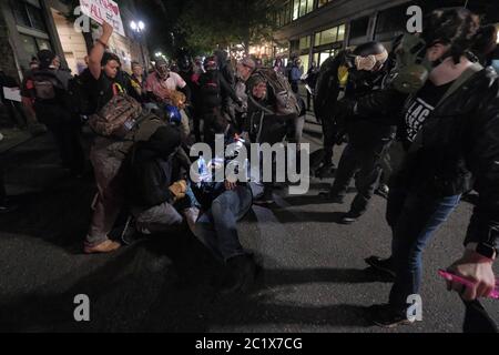 Portland, Stati Uniti. 15 giugno 2020. Un protestore ferito riceve cure mediche durante la diciottesima notte di manifestazioni contro la brutalità della polizia a Portland, Oreh., il 15 giugno 2020. (Foto di Alex Milan Tracy/Sipa USA) Credit: Sipa USA/Alamy Live News Foto Stock