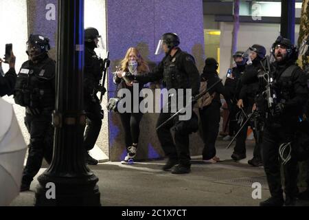 Portland, Stati Uniti. 15 giugno 2020. La polizia spinge i dimostranti a ovest, lontano dal Centro di giustizia, nella diciottesima notte di manifestazioni contro la brutalità della polizia a Portland, Oreh., il 15 giugno 2020. (Foto di Alex Milan Tracy/Sipa USA) Credit: Sipa USA/Alamy Live News Foto Stock