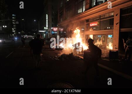 Portland, Stati Uniti. 15 giugno 2020. Le bombole di rifiuti bruciano sul terzo sud-ovest e su Taylor durante la diciottesima notte di manifestazioni contro la brutalità della polizia a Portland, Oreh., il 15 giugno 2020. (Foto di Alex Milan Tracy/Sipa USA) Credit: Sipa USA/Alamy Live News Foto Stock