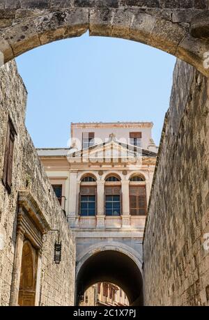La città vecchia di Rodi, contrafforti ad arco ed edifici storici nel vecchio quartiere ebraico della città di Rodi, Isola di Rodi, Grecia Foto Stock