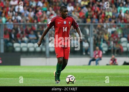 William Carvalho del Portogallo visto in azione durante la partita di qualificazione FIFA WC2018 tra Portogallo e Isole Faroe all'Estadio do Bessa di Porto.(Punteggio finale: Portogallo 5:1 Isole Faroe) Foto Stock