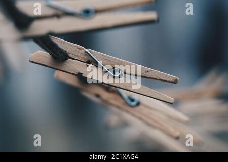 stendibiancheria in legno nella corda Foto Stock