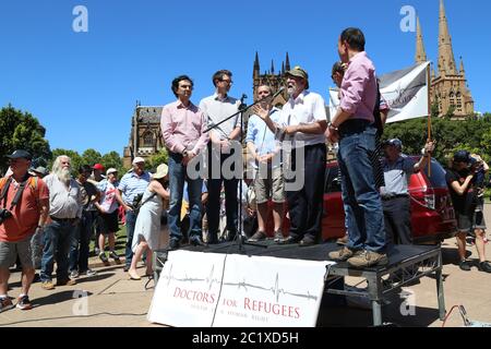 Nella foto: Ian Rintoul della Refugee Action Coalition che parla al rally di Hyde Park North. Foto Stock