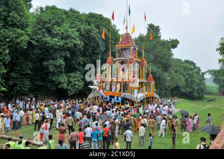 I devoti pronti a tirare il carro di Signore Jagannath durante 279 anni Lord Jaganath`s Rath Yatra organizzato da Shree Shree Vrindavan Chandra Jiu ma Foto Stock