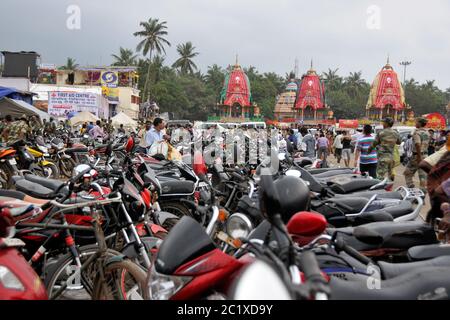 puri odisha india il 25 luglio 2015: tre colorati carri in piedi vicino al tempio gundicha appena il giorno prima bahuda yatra Foto Stock