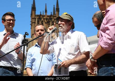 Nella foto: Ian Rintoul della Refugee Action Coalition che parla al rally di Hyde Park North. Foto Stock