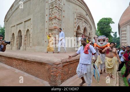 Il sacerdote indù porta l'idolo del signore Balabhadra al carro durante il viaggio del carro Rath Yatra del Festival Jagannatha a Guptipara, circa 90 km Foto Stock