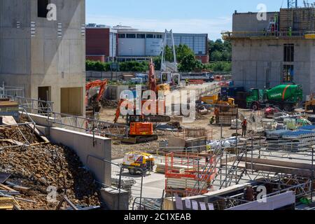 Banbury, Oxfordshire, Inghilterra. Rigenerazione ed espansione del centro commerciale Castle Quay per fornire negozi e ristoranti extra Foto Stock