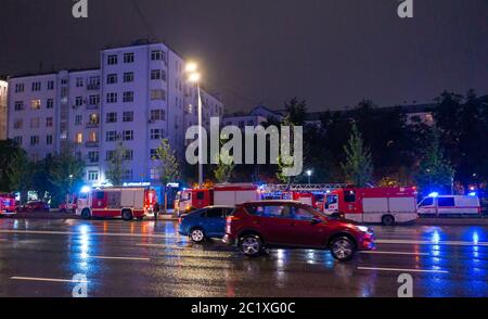 15 maggio 2019, Mosca, Russia. Motori antincendio nel cortile dell'edificio dove si è verificato l'incendio, di notte durante la pioggia. Foto Stock