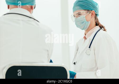 colleghi medici che discutono qualcosa in laboratorio. Foto Stock