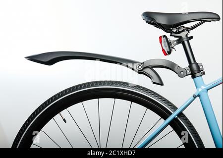 primo piano della ruota della bicicletta con catarifrangente arancione  sullo sfondo in pietra. Dettaglio bicicletta. Pneumatico sgonfio Foto stock  - Alamy