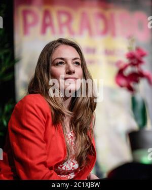 Amburgo, Germania. 16 Giugno 2020. Tessa Aust, direttore generale del Teatro Schmidt, si siede durante la conferenza stampa per la riapertura dell'edificio in luglio. Credit: Axel Heimken/dpa/Alamy Live News Foto Stock